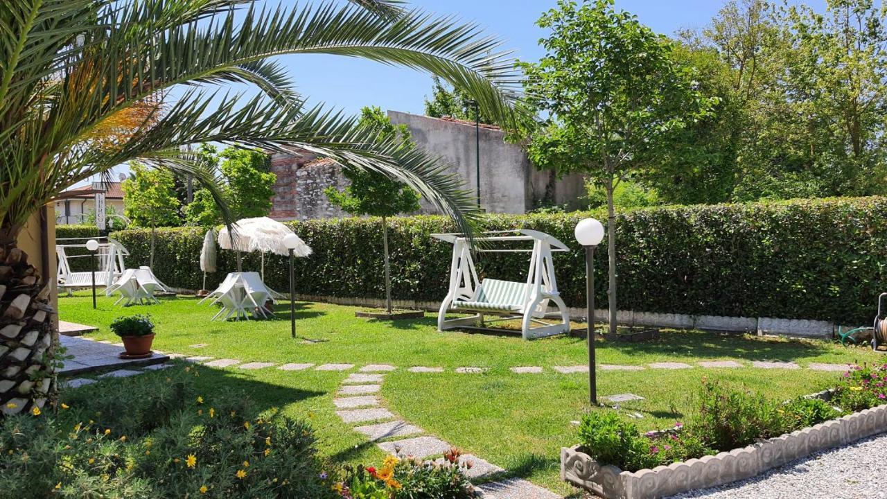 Bed&Breakfast Villa Lorena フォルテ・デイ・マルミ エクステリア 写真
