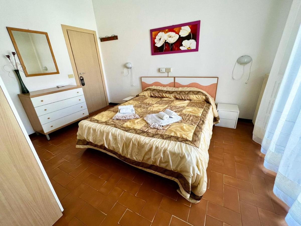 Bed&Breakfast Villa Lorena フォルテ・デイ・マルミ エクステリア 写真