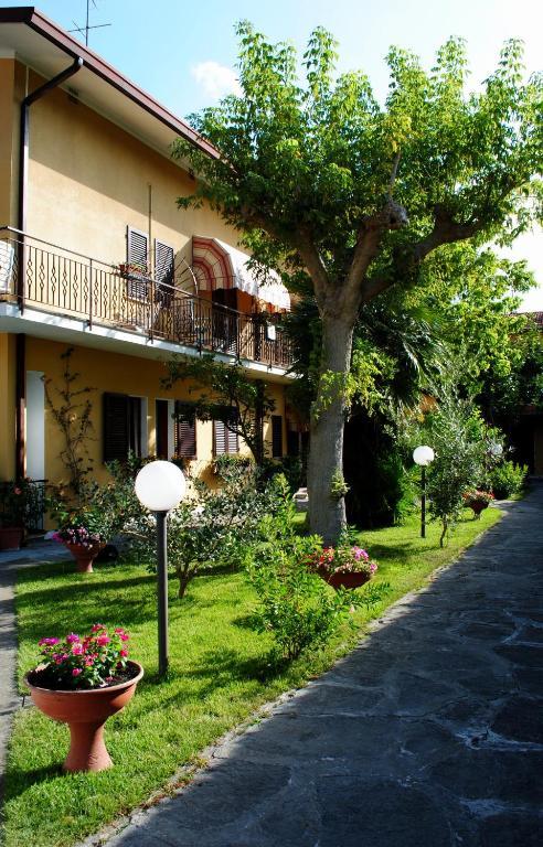 Bed&Breakfast Villa Lorena フォルテ・デイ・マルミ エクステリア 写真